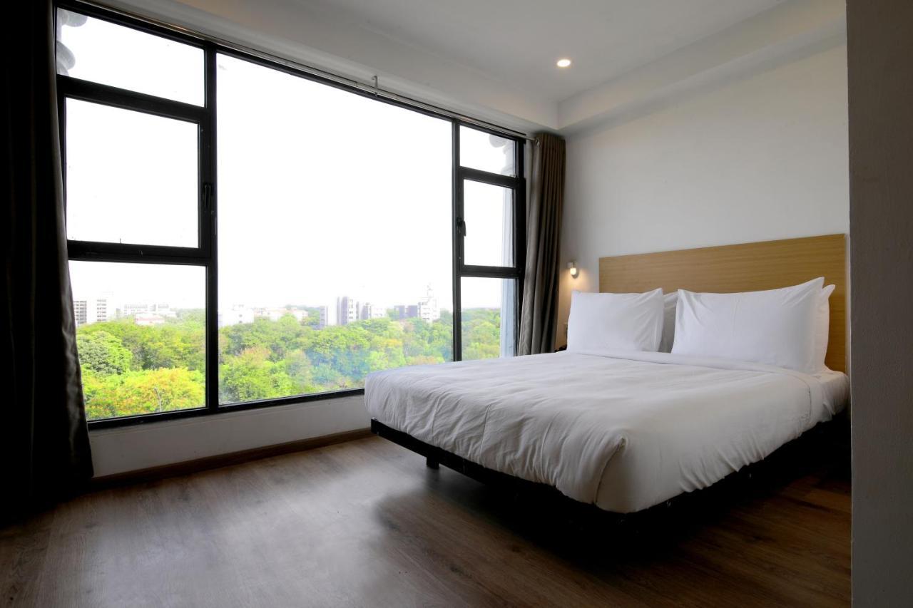 Crayon Hotels Гандинагар Экстерьер фото