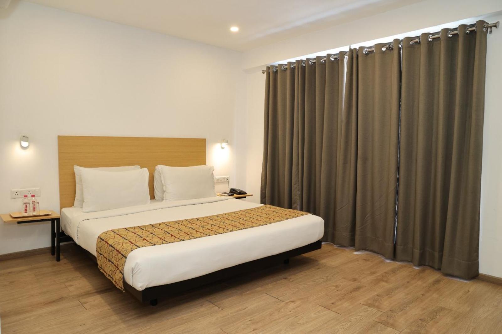 Crayon Hotels Гандинагар Экстерьер фото